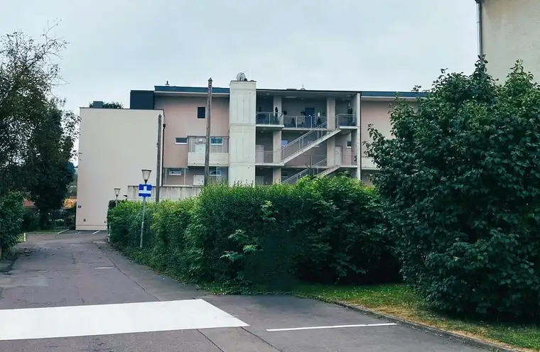 FÜR ANLEGER! Vermietete 2-Zi.-Wohnung mit Terrasse, Garten, Küche, Keller und Parkplatz in Feldbach