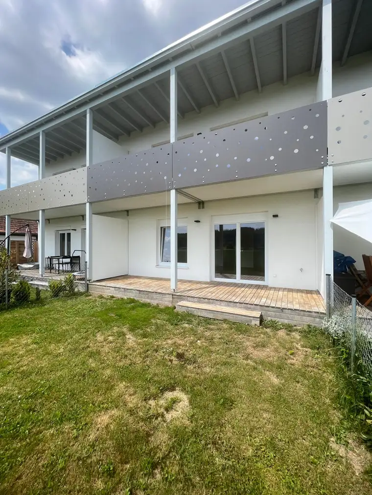 Modernes Reihenhaus mit (110m²) Wohnfläche, 2 Carports &amp; sonnigem Garten in Ilz