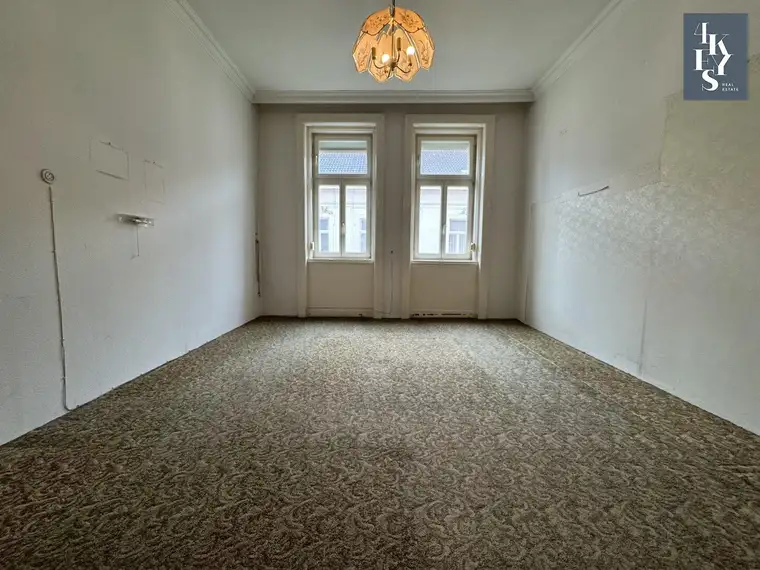 Sanierungsbedürftige 1-Zimmerwohnung in traumhaften Stilaltbau