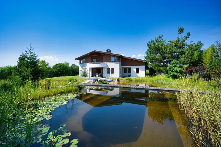 Exklusivität und Privatsphäre pur auf 2.610 m2 Grundfläche! Von der Terrasse in den Schwimmteich.