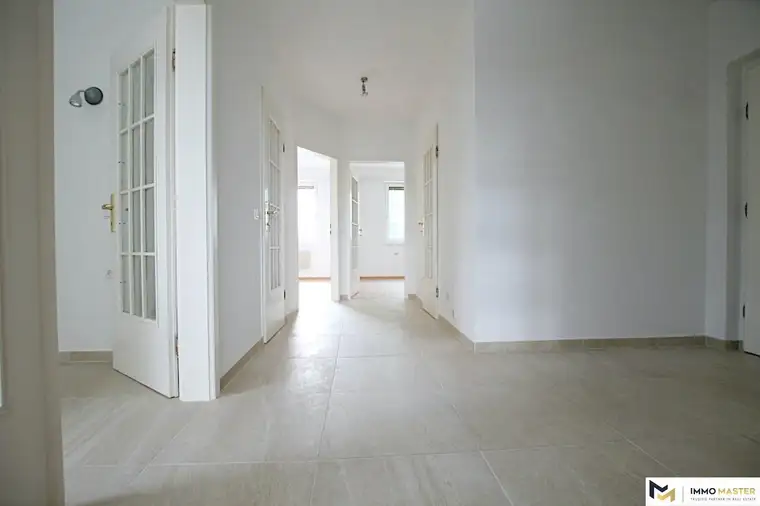 Neurenovierte 3 Zimmer Balkonwohnung mit Tiefgaragenplatz paar Minuten von Marktplatz entfernt