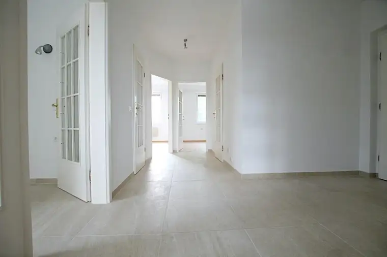 Neurenovierte 3 Zimmer Balkonwohnung mit Tiefgaragenplatz paar Minuten von Marktplatz entfernt