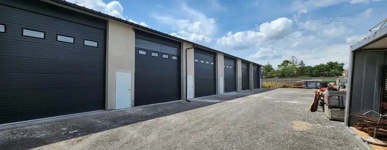 Neu gebaute Industriehalle für alle Aktivitäten, mit robustem Unterbau und 16 riesigen Rolltoren