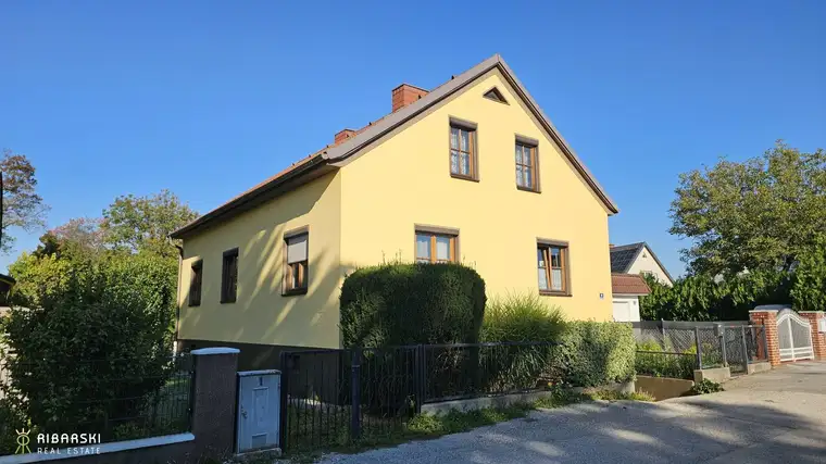 Geräumiges Haus mit zeitgemäßem Garten und großem Potenzial