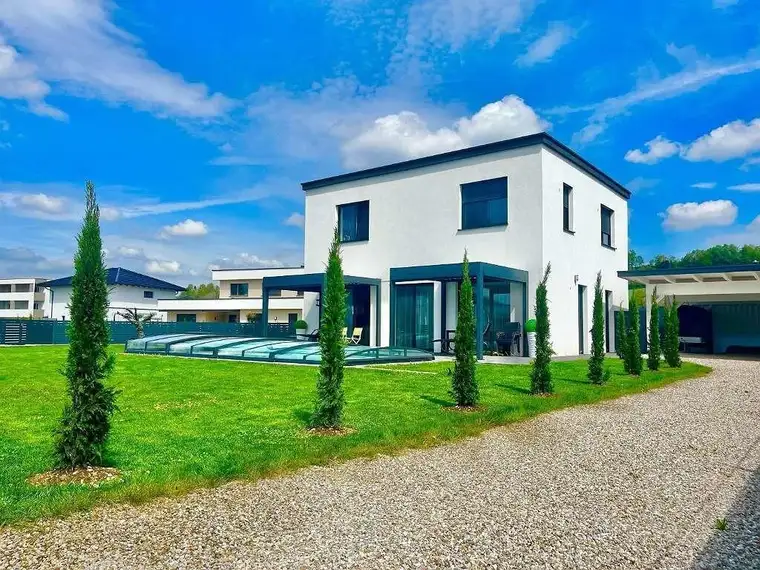 Einfamilienhaus mit Pool, hohem Wohnkomfort, nachhaltiger Energieeffizienz und luxuriösem Design