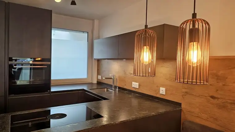 Hochwertige und stilvolle 3-Zi-Wohnung mit Balkon und 2 Tiefgaragenabstellplätzen