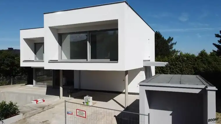 Moderne 5-Zimmer Villa mit Pool