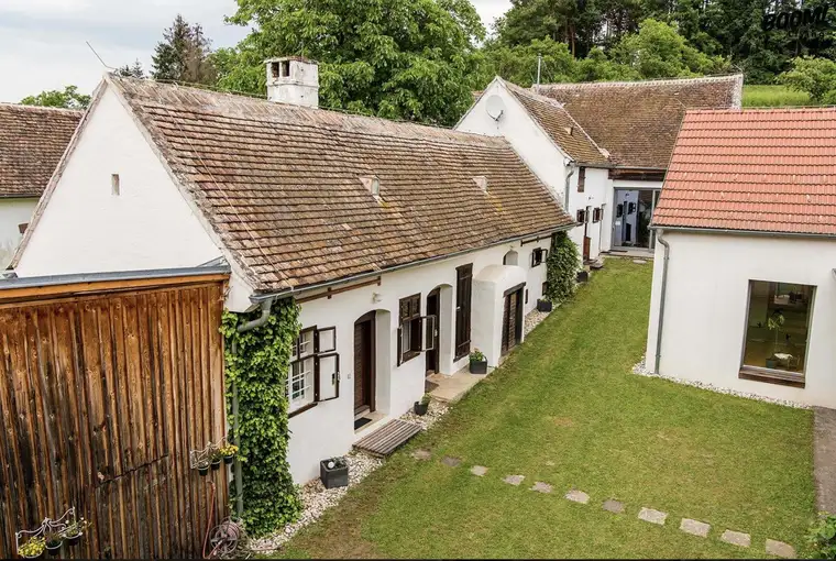 Erweiterter historischer Vierkanthof als exklusive Kinderherberge