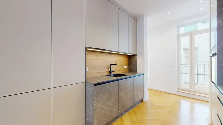 Erstbezug - Repräsentative 4-Zimmer Altbauwohnung inkl. Designerküche und Balkon