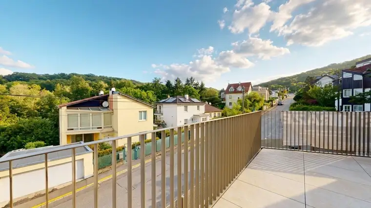 Ulmenstraße 24 – Grünes Familienglück auf drei Ebenen: Erstbezug zur Miete mit Garten &amp; Bergblick