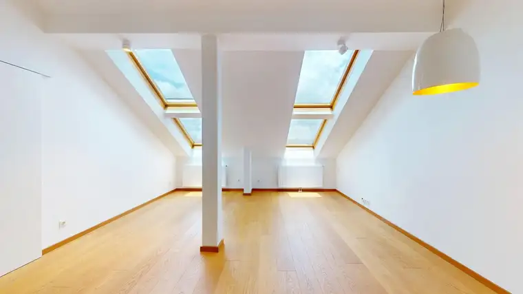 Zwischen Votivkirche und Schottenring: 3-Zimmer-Dachgeschosswohnung im Stilaltbau im Herzen des 9. Bezirks