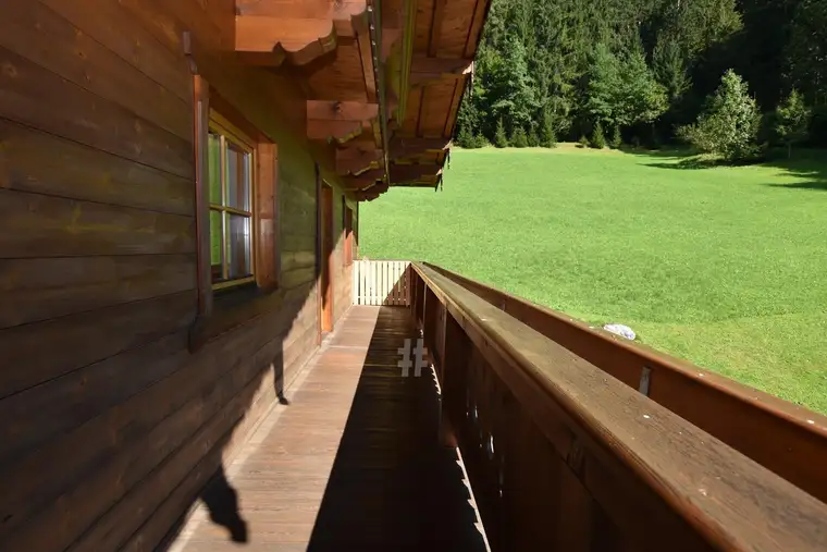 Großzügige 4-Zimmer-Wohnung mit umlaufendem Balkon in ruhiger Lage