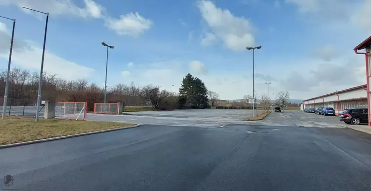 Zur Vermietung gelangt eine Freie Fläche asphaltiert mit ca.von 300 m² - 3500 m² in Neutal.