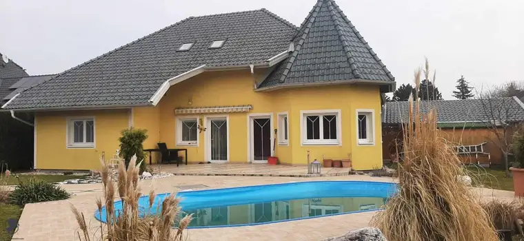 Großzügiges Einfamilienhaus mit Pool, Garten und Carport in Seewalchen
