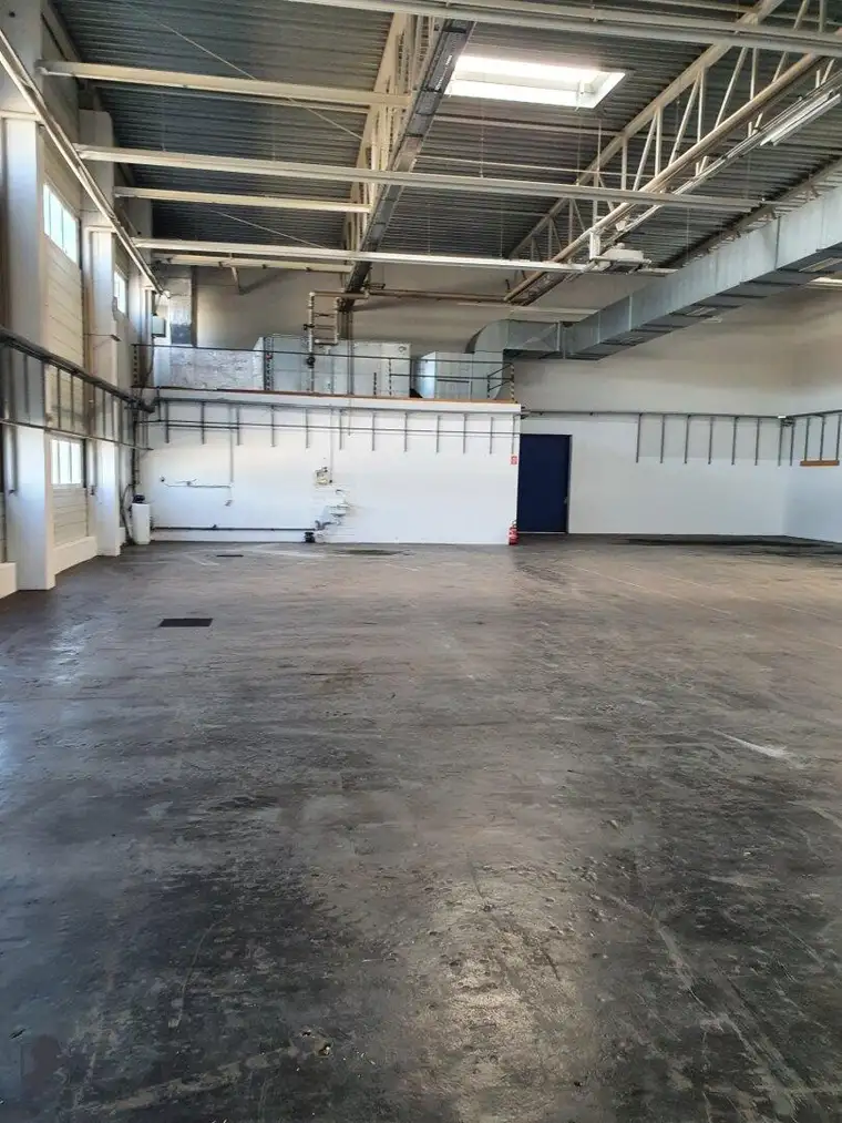 Zur Vermietung gelangt eine Lagerhalle mit einer Gesamtfläche von ca. 700 m² in Siegendorf nahe Eisenstadt - Sopron