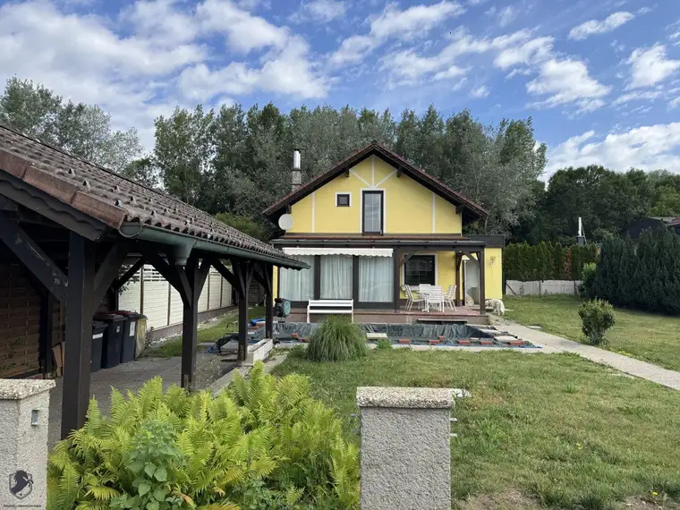 Charmantes Einfamilienhaus mit Pool auf Pachtgrund in ruhiger Donau-Lage