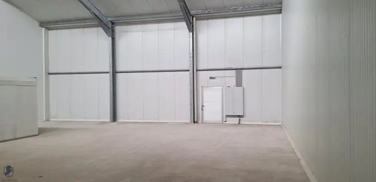 Lagerhalle mit 200 m² zu vermieten.