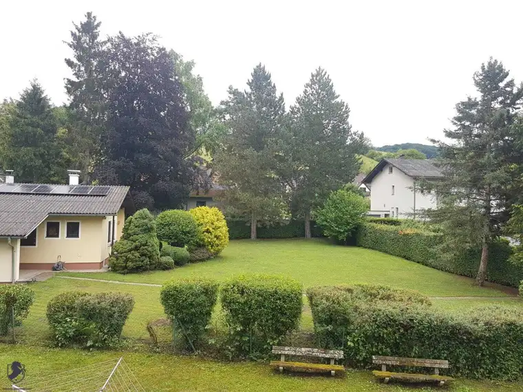 Möblierte 2-Zimmer-Wohnung mit Balkon, Grünblick und Tiefgarage in absoluter Ruhelage