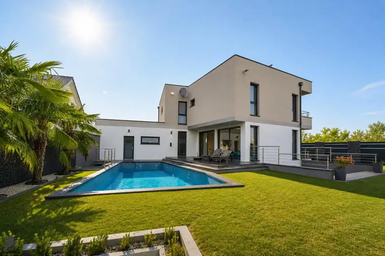 Exklusives Einfamilienhaus mit Pool, Doppelgarage &amp; hochwertiger Ausstattung