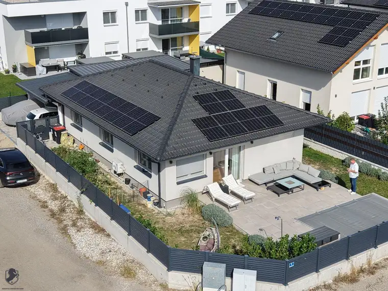 Modernes Einfamilienhaus mit Pool, Terrasse und separatem Nebengebäude mit Küche in Absdorf
