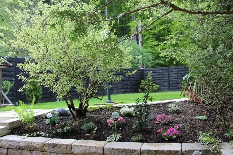 Eigentumswohnung mit eigenem, angeschlossenem Garten entlang des Waldbächleins, allein nur für diese Wohnung, auch für Hund und Katz, in Pinsdorf bei Gmunden. 