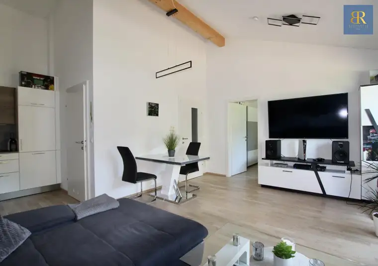 2 Zimmer Wohnung + Balkon + Garage und unverbaubarem Ausblick ins Grüne!