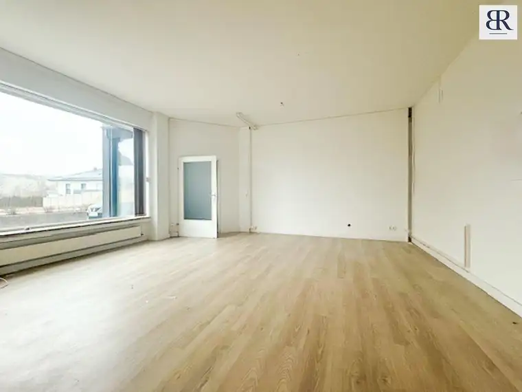 Stilvoll arbeiten in zentraler Lage von Hallwang + 3 PKW-Stellplätze + große Fensterflächen