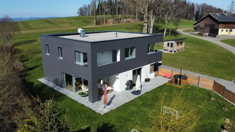 Modernes Einfamilienhaus mit See- &amp; Gebirgsblick