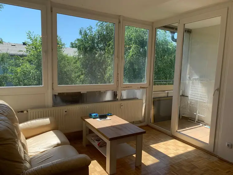 Garconniere mit Loggia im Stadtteil Riedenburg
