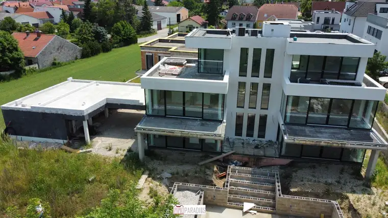 NEUER PREIS! MODERNE DESIGNVILLA MIT AUFZUG UND POOL