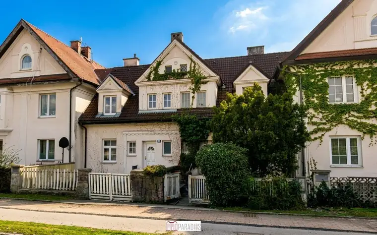 Reihenmittelhaus mit kleinem Garten, Scheune und Entwicklungspotenzial