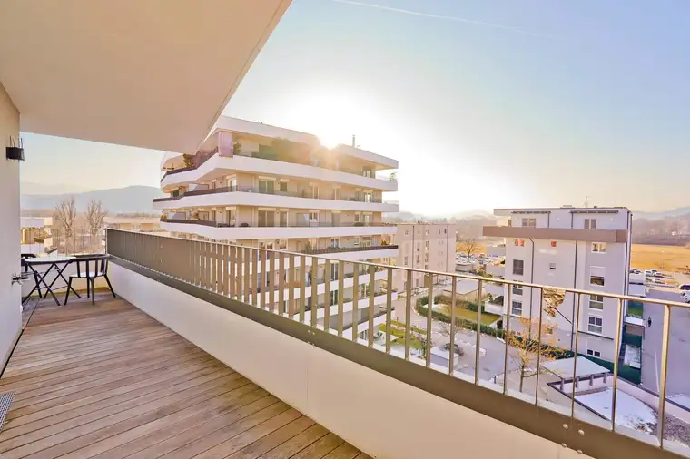 **Erstbezug** Neuwertige 3-Zimmer-Wohnung mit Balkon und Tiefgarage in bevorzugter Wohnlage zwischen Wörther See und Stadtzentrum in UNI-Nähe
