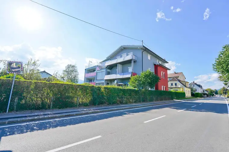 **ANLAGEOBJEKT / ERTRAGSHAUS** Gepflegtes Zinshaus mit 8 Wohnungen, Carport- &amp; Freistellplätzen sowie Baulandreserve in Wolfsberg