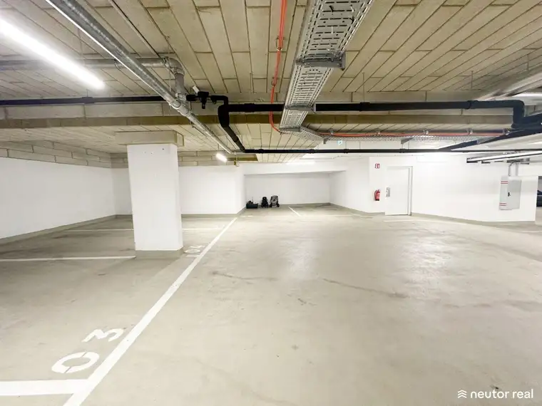 TIEFGARAGENSTELLPLATZ IN DER KIERLINGER STRAßE IN KLOSTERNEUBURG