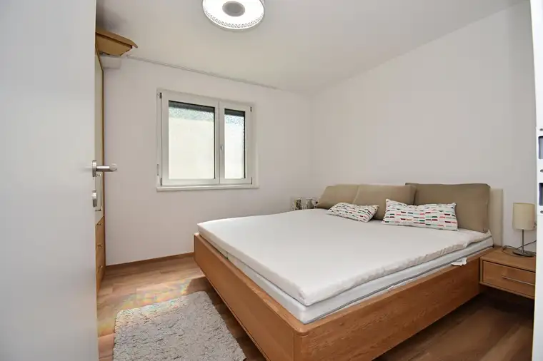 Familientraum - neuwertige 4 Zimmer Gartenwohnung im Herzen von Gisingen