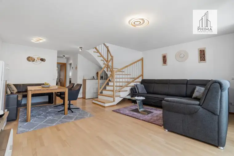 Attraktive Wohnung mit Reihenhauscharakter – großzügiges Wohnzimmer, Terrasse &amp; Balkon