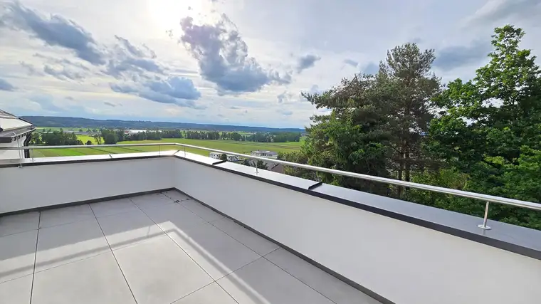 Bezugsfertige hochwertige Eigentumswohnung in bester Lage mit Balkon und freiem Blick ins Grüne