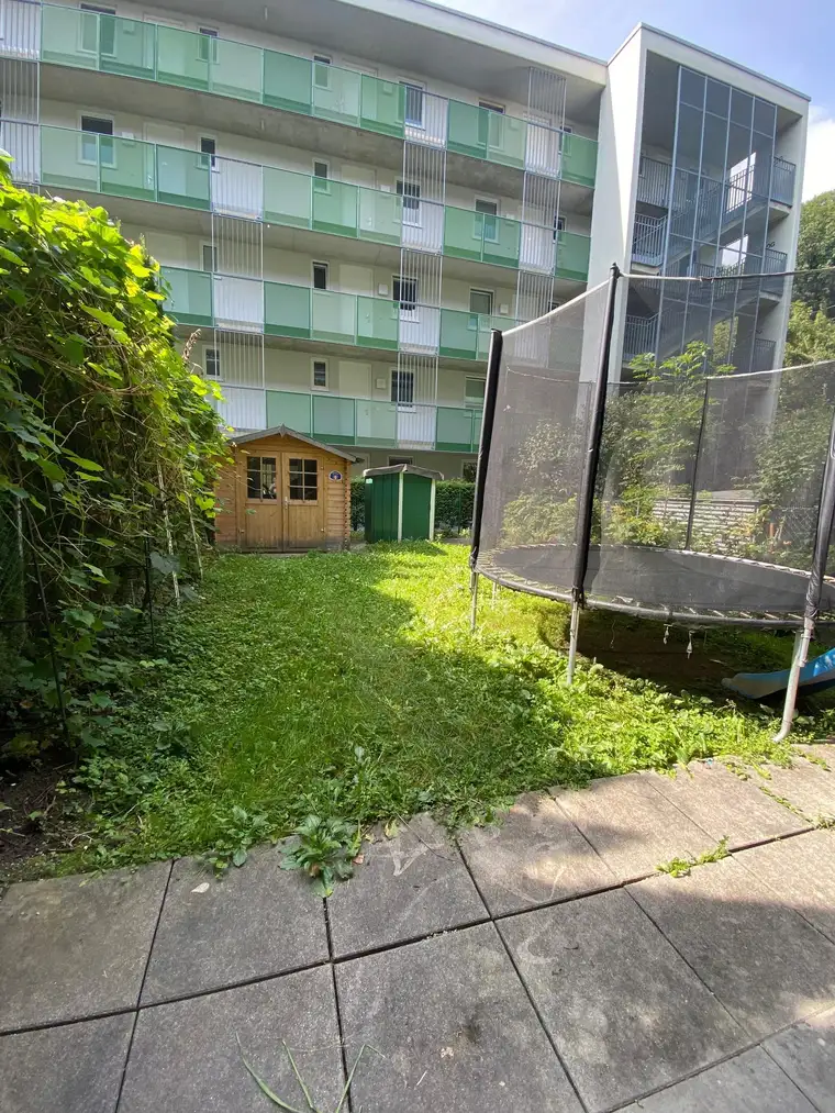 schöne 2,5-Zimmer-Wohnung mit Terrasse und Garten