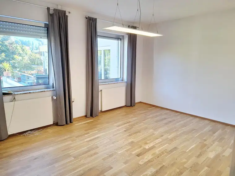 ATTRAKTIVE BÜROIMMOBILIE MIT CARPORTS IN TOP-LAGE BEI GLEISDORF