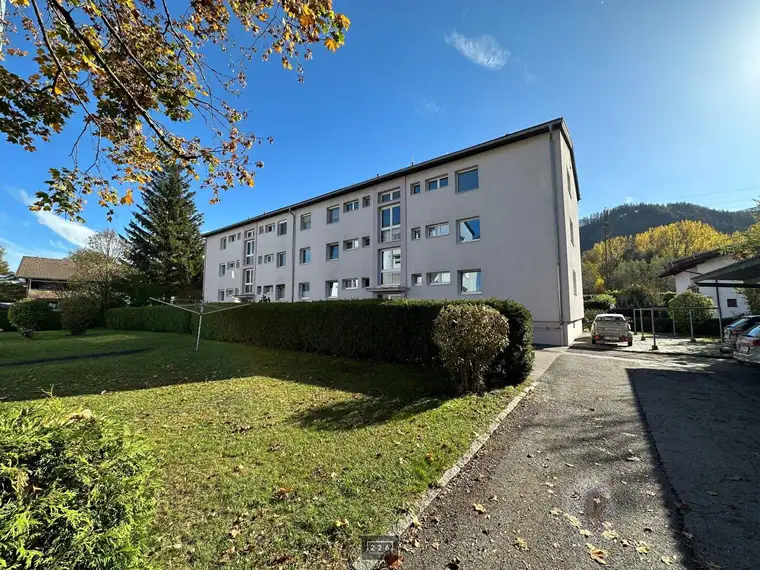 226 Immobilien: Lichtdurchflutete 3-Zi-Wohnung in Hall in Tirol / Süd-West-Nord Ausrichtung / Ofen / Carport / großer Keller