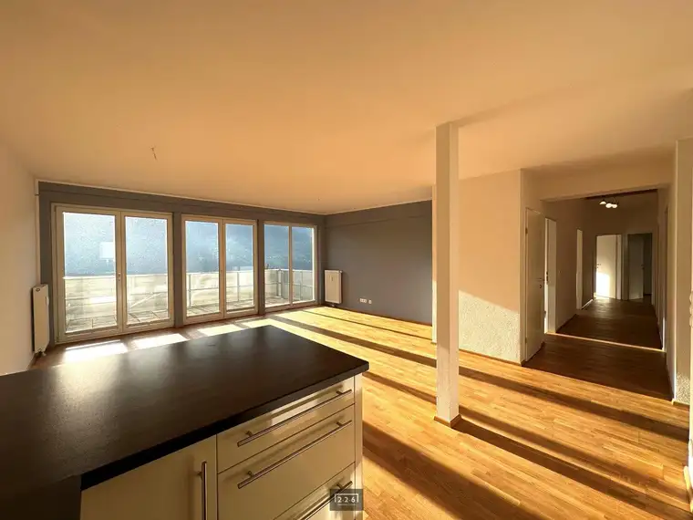 226 Immobilien | PREISREDUKTION 6 Zimmer-Dachgeschosswohnung + 3 Balkone / optional 2 TG-AP in Patsch