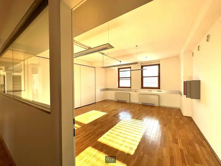 226 Immobilien: Großflächige Bürofläche (14 RÄUME / ca. 626 m² NF) über 2 Ebenen (TEILUNG MÖGLICH ca. 300 m³) Zentrum von Innsbruck AB SOFORT zur MIETE
