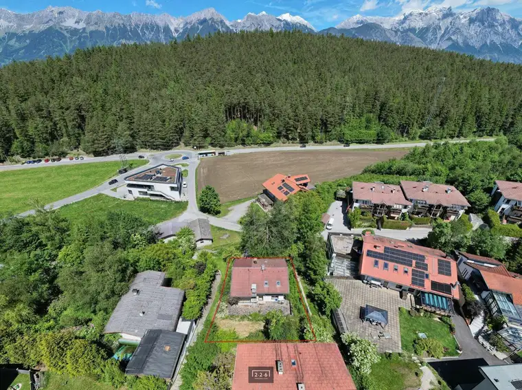 226 Immobilien: Sanierungsbedürftiges Haus in leichter Hanglage am Starkenbühel in 6073 SISTRANS