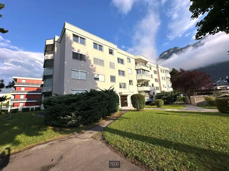 226 Immobilien: Sanierungsbedürftige 3-Zimmer-Whg. + separate Küche und Westloggia in VÖLS