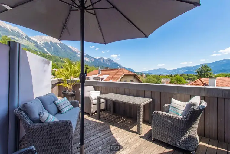 226 Immobilien: Urbaner Lifestyle in INNSBRUCK-HÖTTING: Dachgeschosswohnung mit Terrasse / Nordketten- + Stadtblick / Klimatisierung / opt. TG-AP