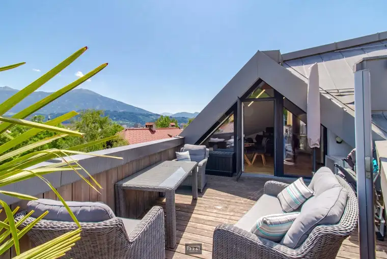 226 Immobilien: Urbaner Lifestyle in INNSBRUCK-HÖTTING: Dachgeschosswohnung mit Terrasse / Nordketten- + Stadtblick / Klimatisierung / opt. TG-AP