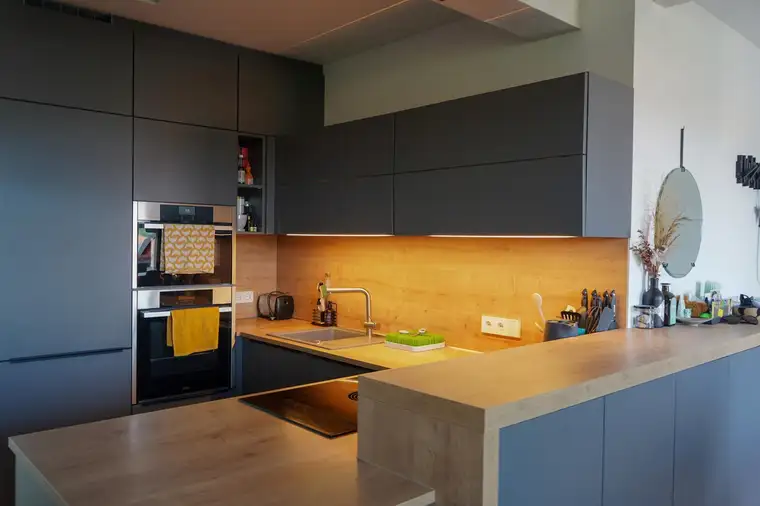 Provisionsfrei! Zentrale Dachgeschoss-Wohnung mit Deckenkühlung, App-Steuerung und Schlossbergblick