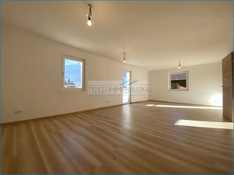 3-Zimmer-Wohnung mit Balkon, 2 Parkplätzen und Gartenanteil
