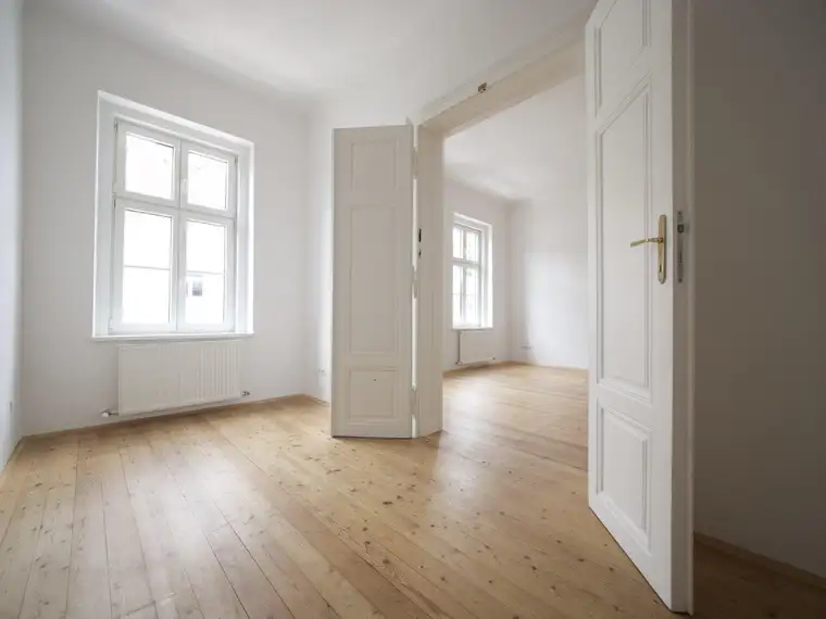 Großartige 4-Zimmer-Wohnung mit Balkon in klassischem Gründerzeithaus in U-Bahn-Nähe
