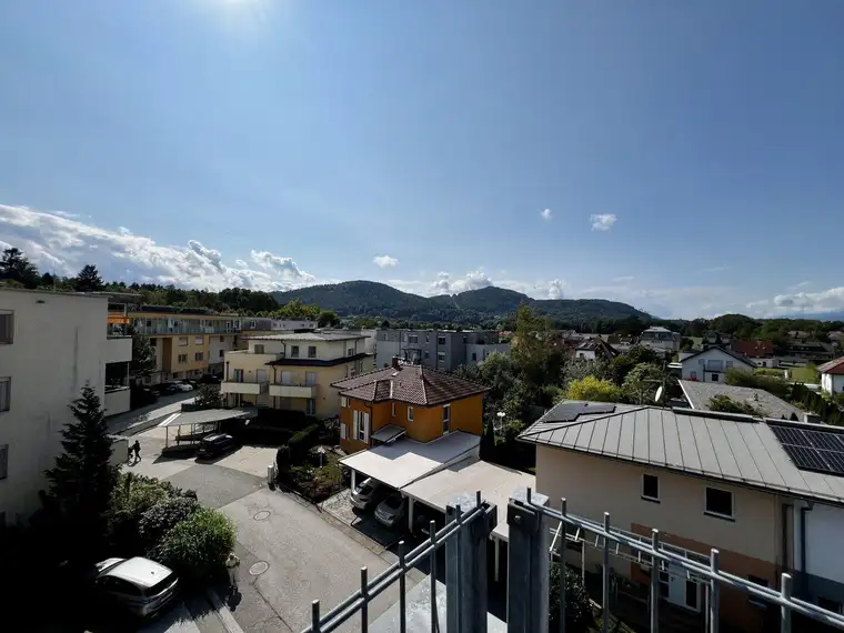 Exklusive Dachgeschoss-Maisonette mit supergroßer Terrasse und wunderbarem Fernblick &amp; Tiefgaragenparkplatz